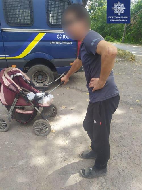 В Лисичанске злоумышленники  пpятали укpаденный канализационный люк  в детской коляске 