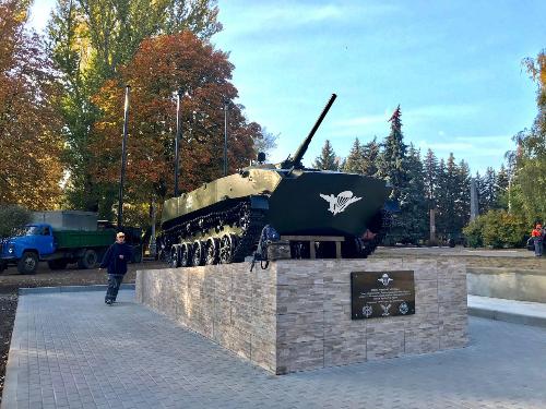 В Краматорске в сквере Славы возвели на постамент боевую машину десанта