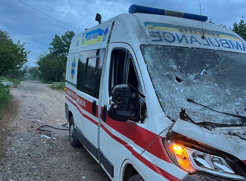 По автомобілю швидкої допомоги в Костянтинівці двічі вдарили FPV-дрони По автомобілю швидкої допомоги в Костянтинівці двічі вдарили FPV-дрони