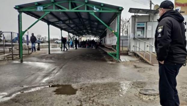На КПВВ «Станица Луганская» задержали людей, устанавливающих приложение «Дома» за деньги