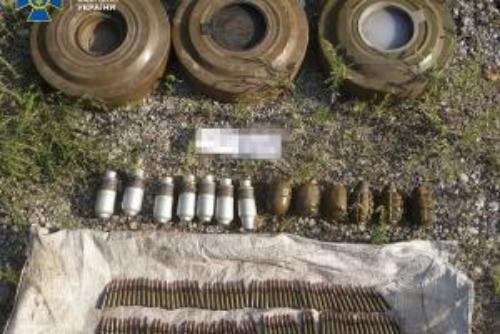 СБУ выявила возле Попасной схрон с противотанковыми минами и гранатами
