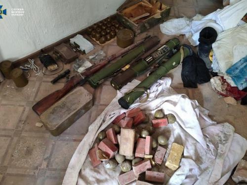 В одном из поврежденных домов в Марьинке найден крупный тайник с оружием и взрывчаткой