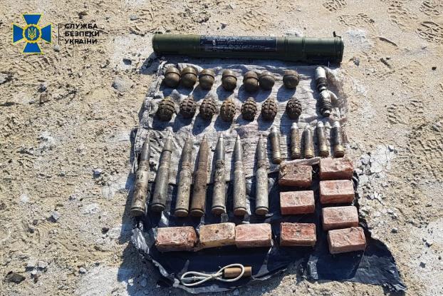 Спецслужбы обнаружили два схрона с боеприпасами на Луганщине