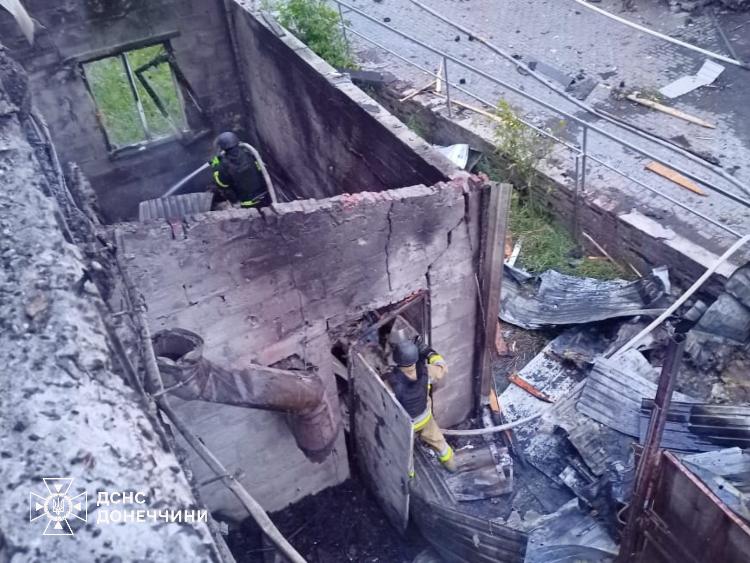 Рятувальники на Донеччині ліквідували наслідки російських атак Рятувальники на Донеччині ліквідували наслідки російських атак
