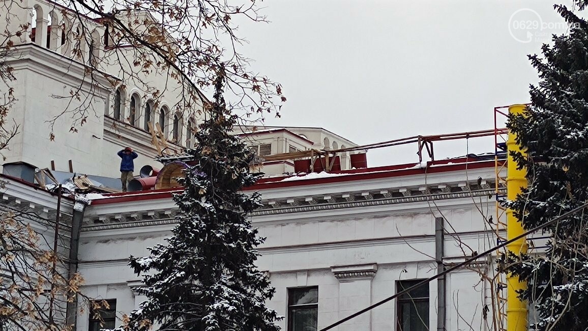 Трагедия в Мариуполе: С крыши драмтеатра сорвался рабочий