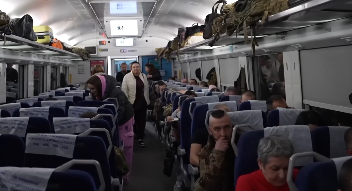 Останній рубіж: Чому зупинили поїзди до Краматорська і що кажуть пасажири