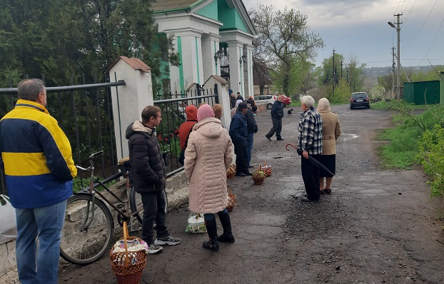 Жители Константиновки святят паски в храмах