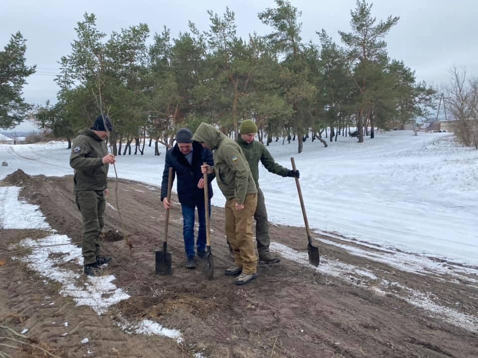 Орех, хурма, гинкго билоба: На Луганщину привезли саженцы из Закарпатья