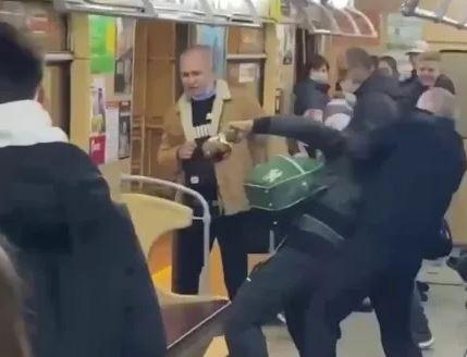 В Харькове машинист метро разобрался с пьяным пассажиром