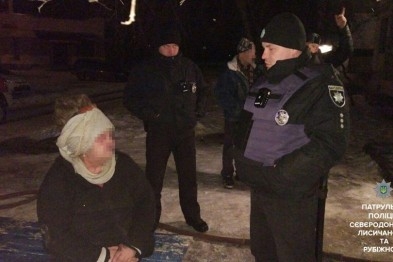 В Северодонецке на выходных патрульные спасали пенсионерку из горящей квартиры