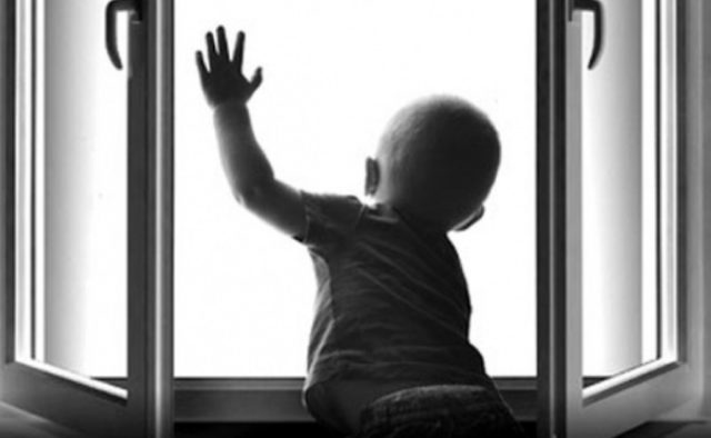В Славянске полуторагодовалый ребенок выпал из окна