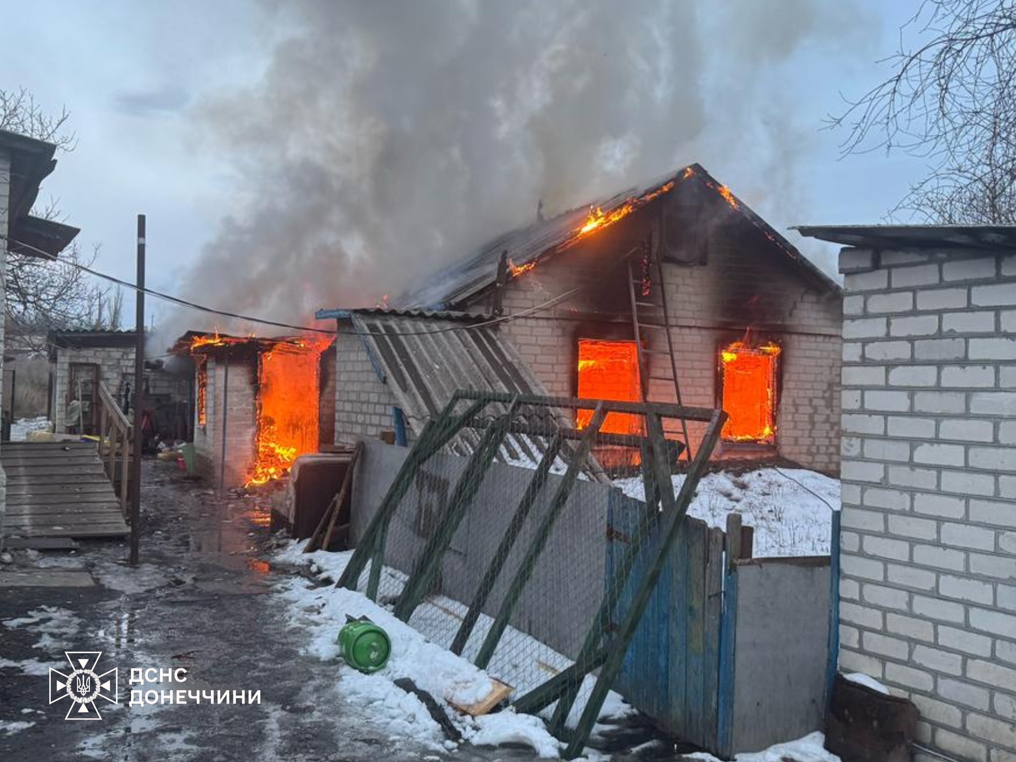 Рятувальники Донеччини ліквідували 9 пожеж за добу Рятувальники Донеччини ліквідували 9 пожеж за добу