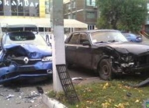 Пьяный водитель без водительских прав "наломал дров" в Мариуполе