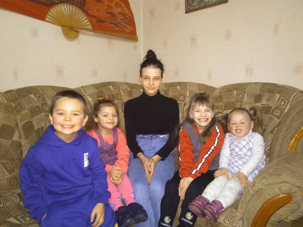 Большая семья заселилась в новый дом семейного типа в Константиновке