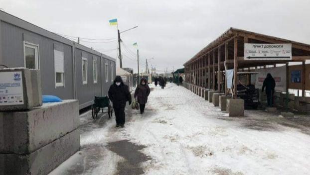 На КПВВ в Станице Луганской сбой системы: люди ждут пропуска на морозе На КПВВ в Станице Луганской сбой системы: люди ждут пропуска на морозе
