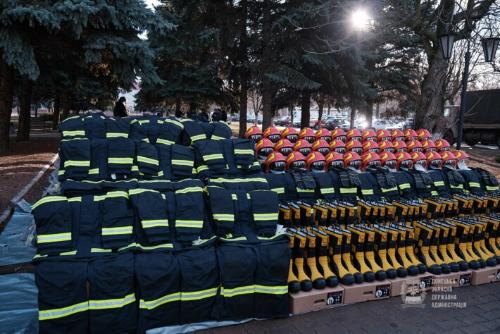 Спасатели Донетчины получили новые машины и спецкостюмы