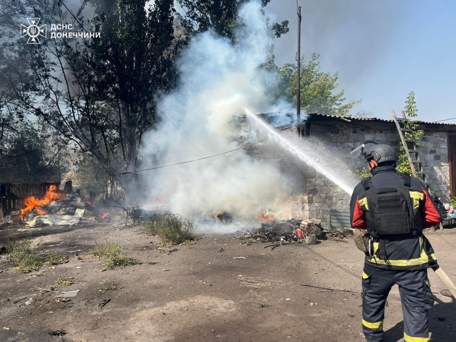 У Костянтинівці рятувальники загасили пожежу та деблокували потерпілого у ДТП