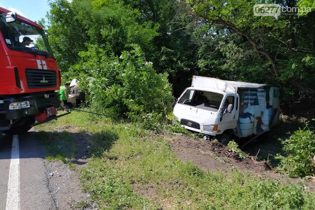 В pезультате ДТП в Добропольском районе грузовик угодил в кювет