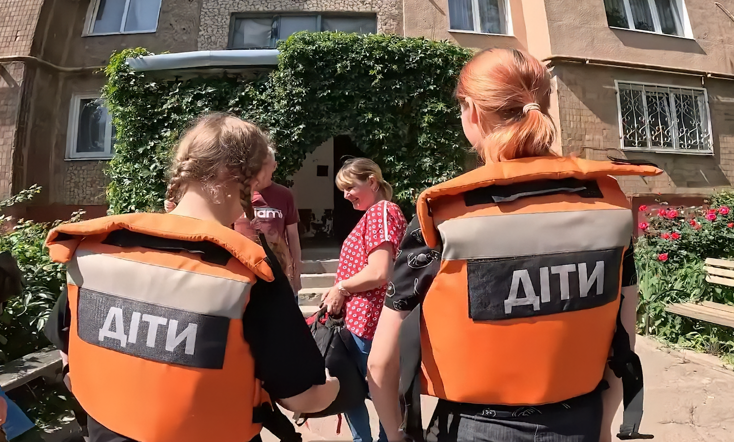Рятувальники евакуювали з Олексієво-Дружківки маму із двома доньками Рятувальники евакуювали з Олексієво-Дружківки маму із двома доньками