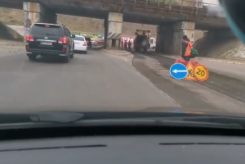 В Лисичанске начали ремонтировать дорогу возле бывшего содового завода