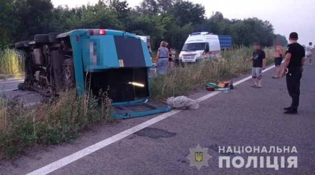Автобус перевернулся на трассе в Луганской области: есть пострадавшие