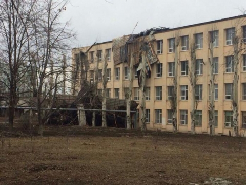 В Мирнограде сильный ветер сорвал крышу со школы