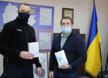 Глава Луганской области приобрел для полиции три бесконтактных термометра
