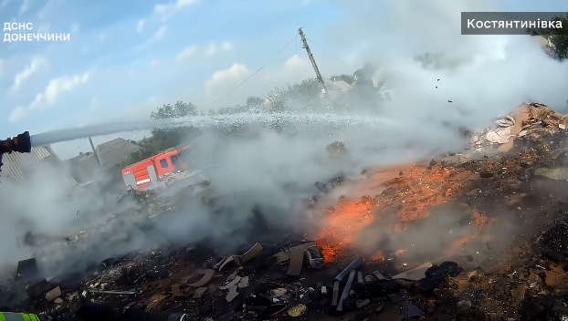 У Костянтинівці гасили пожежі після обстрілів. Відео