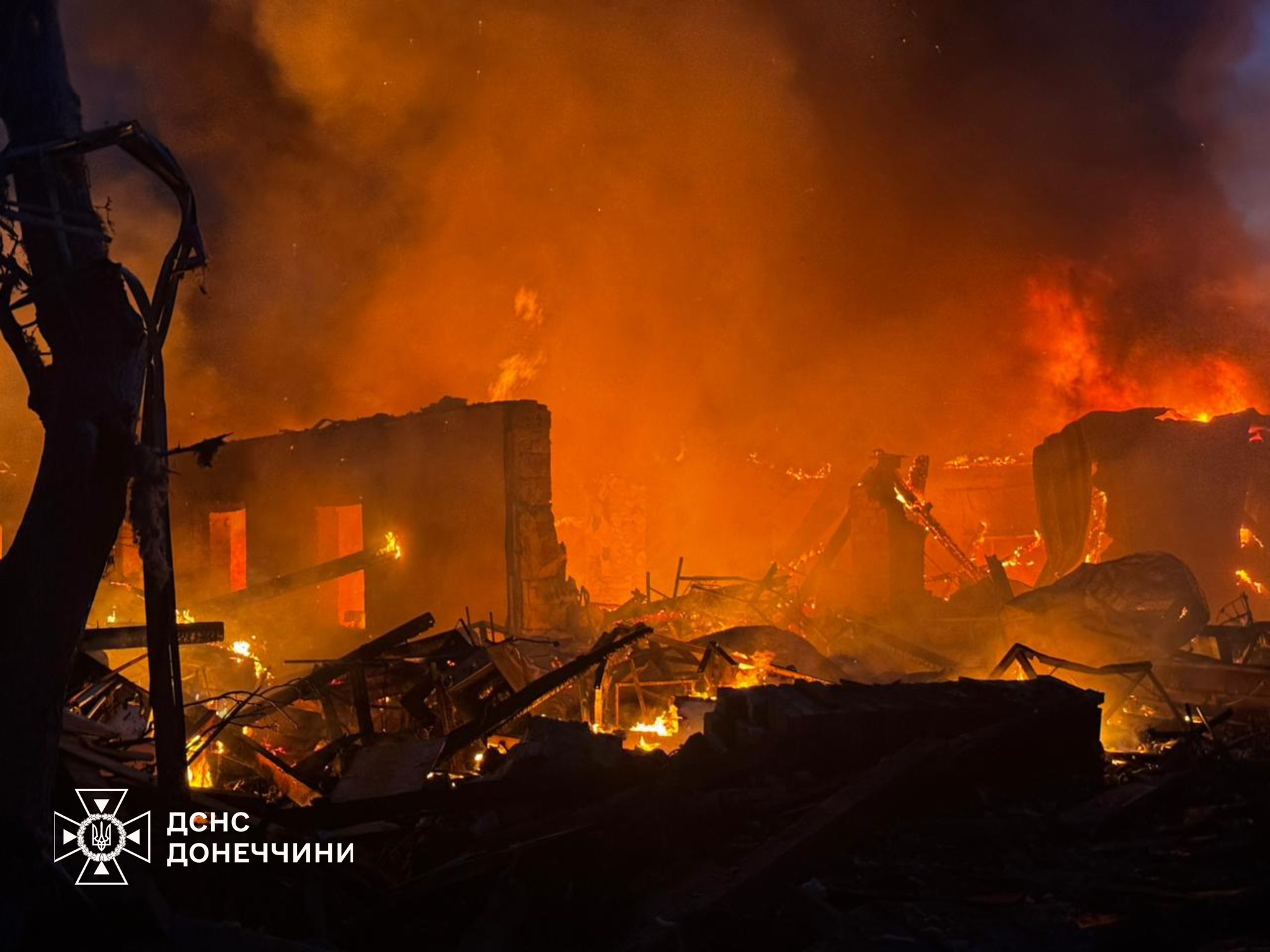 Донеччина під обстрілами: рятувальники ліквідували пожежі, є поранені внаслідок обстрілів Донеччина під обстрілами: рятувальники ліквідували пожежі, є поранені внаслідок обстрілів