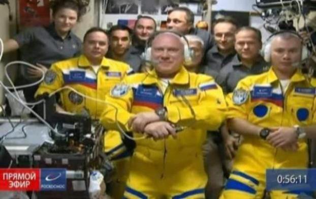 Трое российских космонавтов прибыли на МКС в форме цветов украинского флага