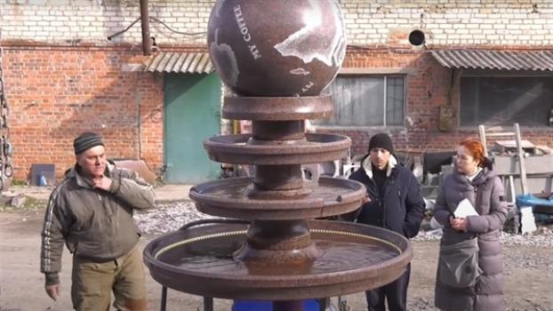 Мастера из Славянска изготовили фонтан с шаром на воде