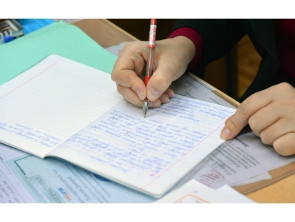 В Украине намного облегчили школьную программу и запретили красную ручку