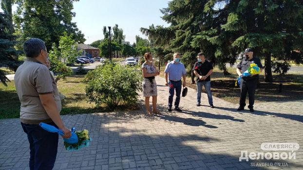 В Славянске возложили цветы к памятнику Тарасу Шевченко в преддверии Дня Конституции