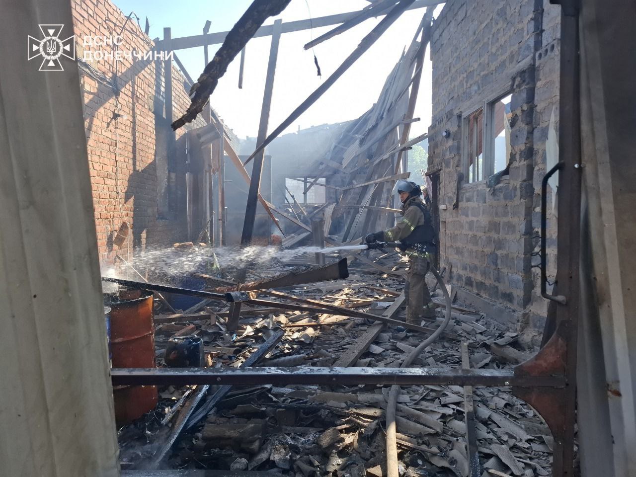 Рятувальники показали на відео наслідки обстрілу Дружківської громади Рятувальники показали на відео наслідки обстрілу Дружківської громади