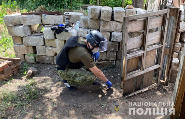 В Константиновке женщина установила растяжку во дворе частного дома