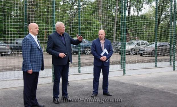 Областные чиновники проинспектировали ход  реконструкции спортивных объектов в Селидово