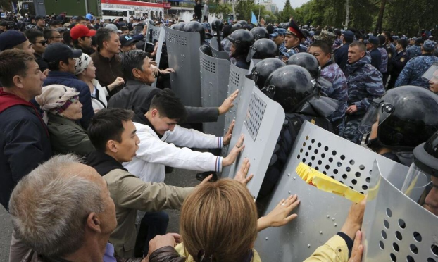 В Казахстане митингующие штурмуют административные здания