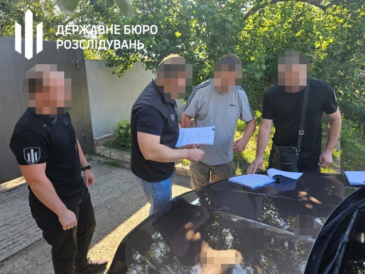 В одному із судів Донецької області допомагали батькам неповнолітніх виїжджати за кордон