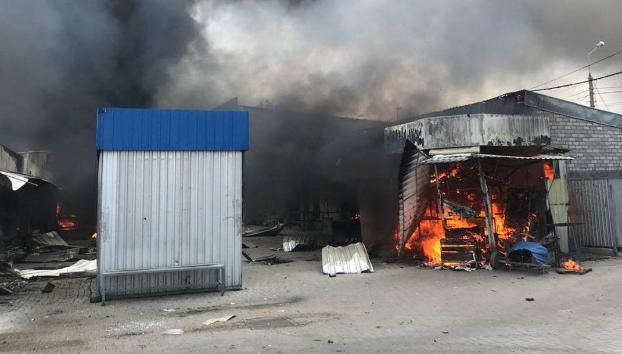 В Славянске в результате обстрела погиб человек, горит рынок