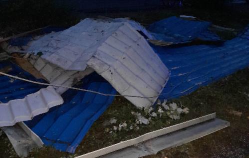 Штормовой ветер на Донетчине: падали столбы и срывало крыши с домов