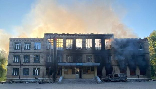 Опубликовано видео пожара в школе Авдеевки, которую обстреляли из «Града»