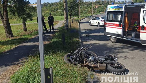 В Мариуполе насмерть разбился мотоциклист — врезался в столб