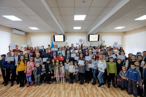 Александр Куць вручил детям-сиротам из Доброполья сертификаты на квартиры