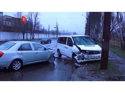 В Мариуполе из-за непогоды столкнулись два автомобиля
