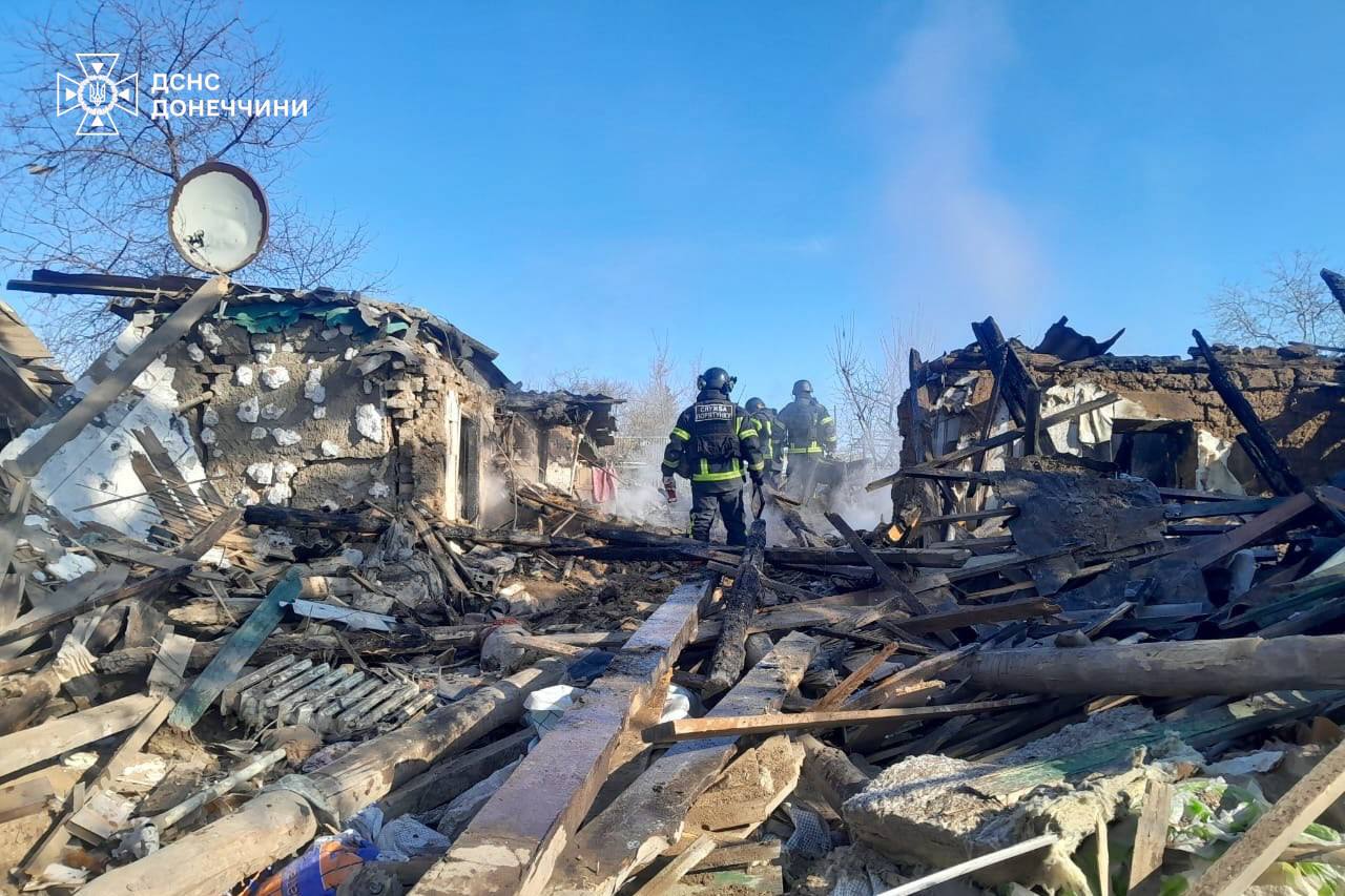 З-під завалів у Костянтинівці дістали тіло жінки: Що відомо про обстріли міста