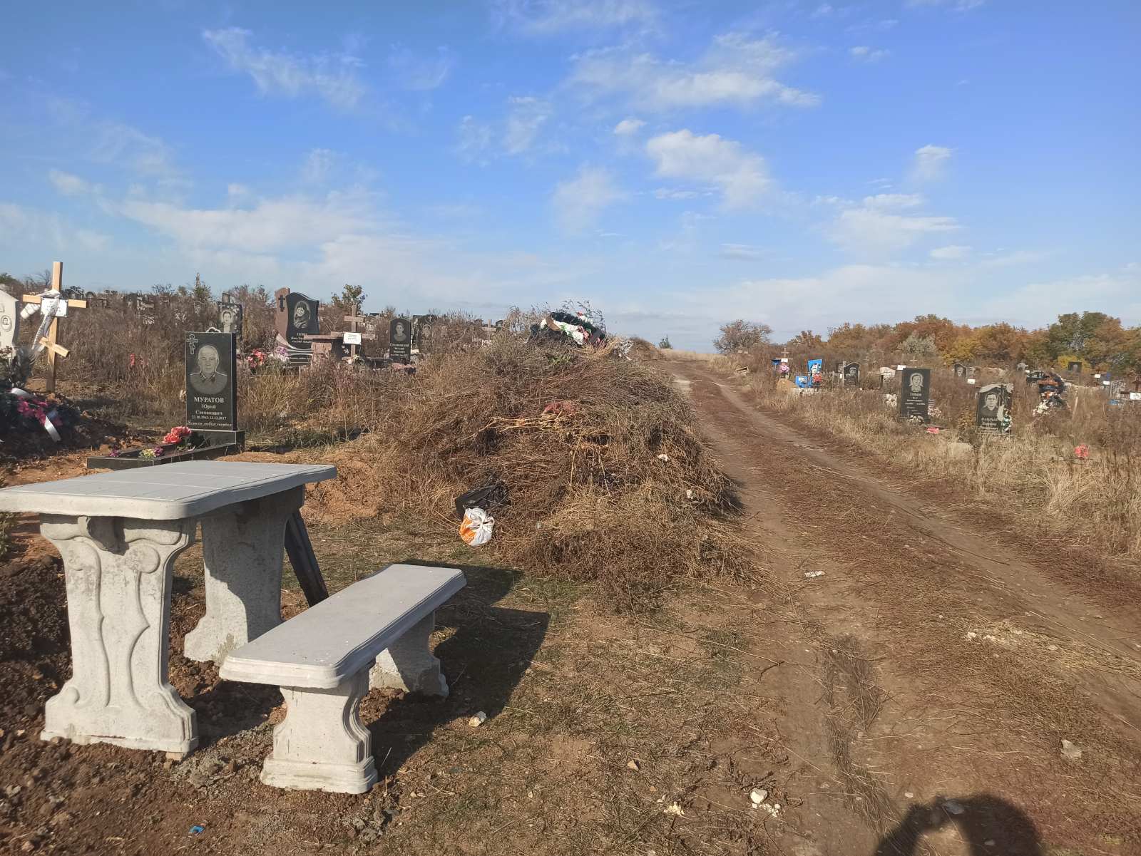 Мусор на кладбище в пос. Донской стал причиной для жалоб дружковчан
