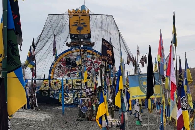 Чи планують переносити символ Донеччини — стелу на межі областей