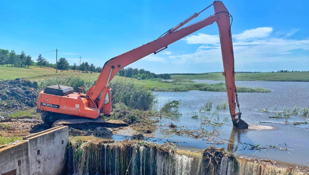 Затопило село под Мариуполем: как укрепляют плотину?