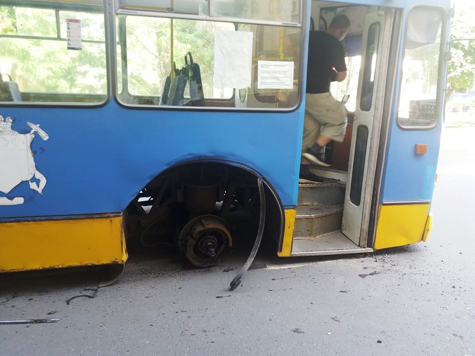 У троллейбуса в Краматорске на ходу оторвалось колесо