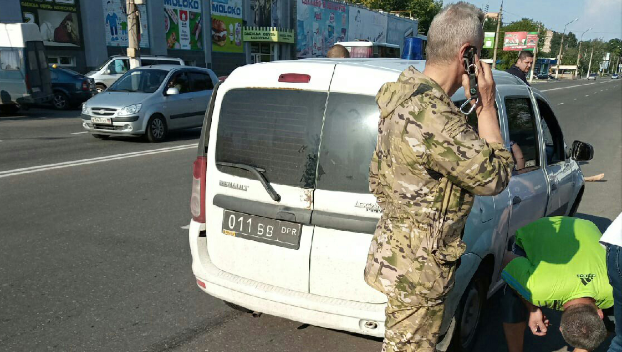 Автомобиль сбил двух девушек в неподконтрольной Макеевке Автомобиль сбил двух девушек в неподконтрольной Макеевке